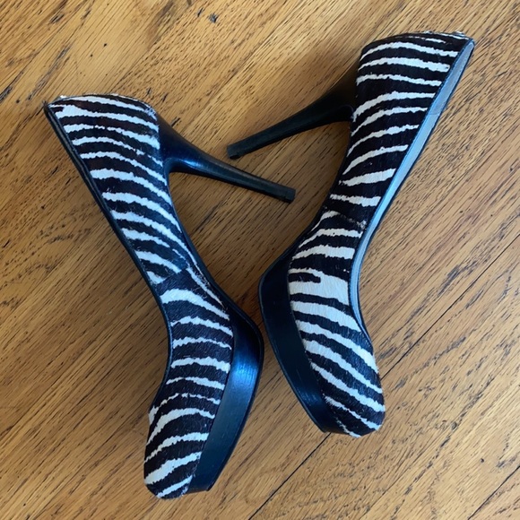 Michael Kors Black and White Zebra Print IONNA Slip On Platform Heels Pumps 6.5 - Picture 9 of 12